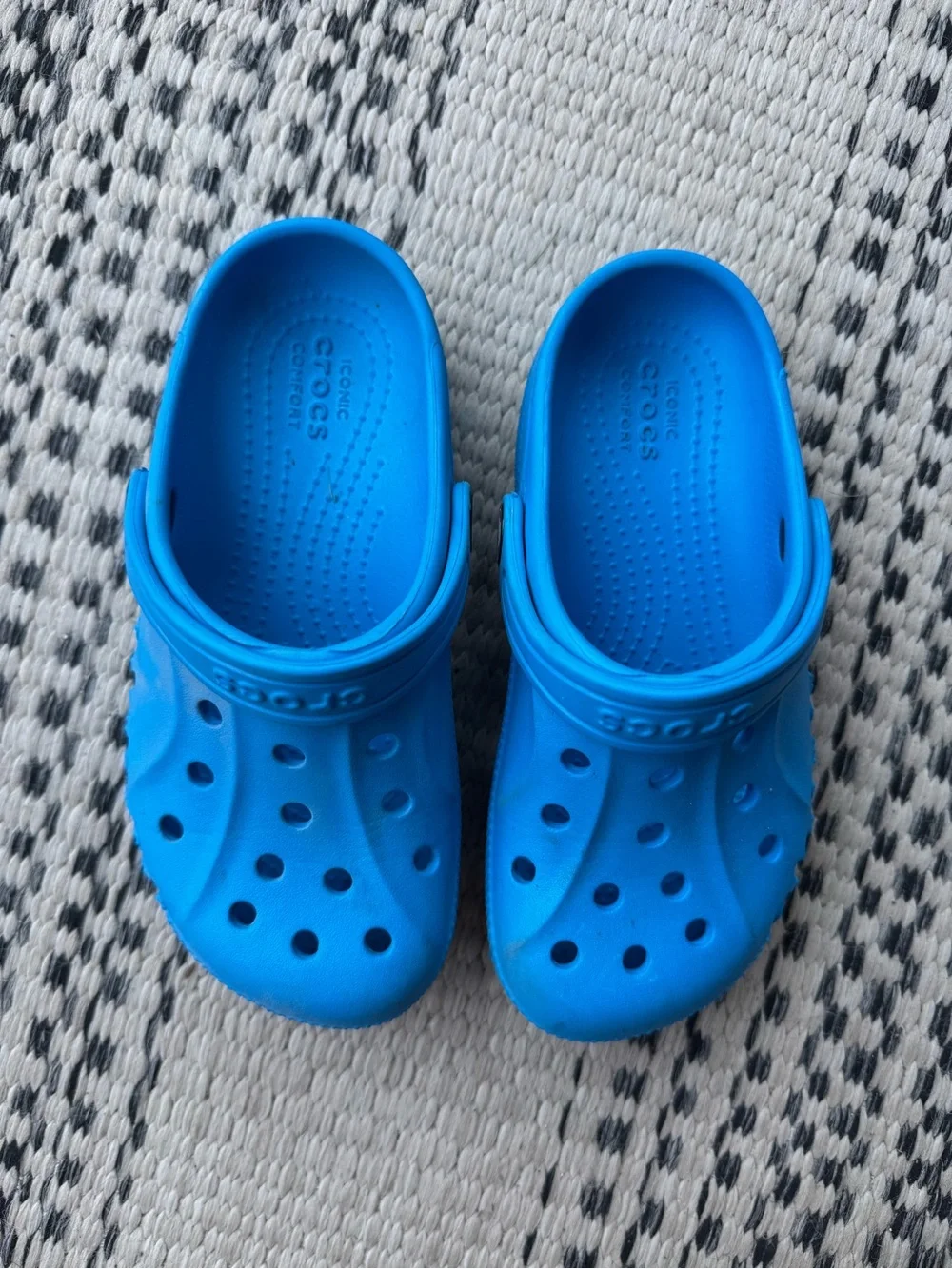 CROCS Kids Classic Clogs in Vibrant Blue